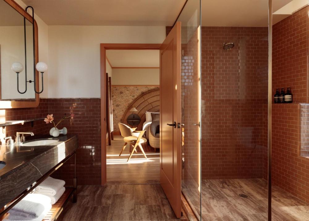 Deluxe King Room interior